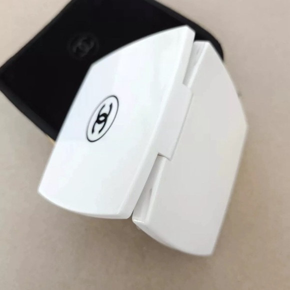 Chanel compact mirror limited Edition White - Picture 2 of 4